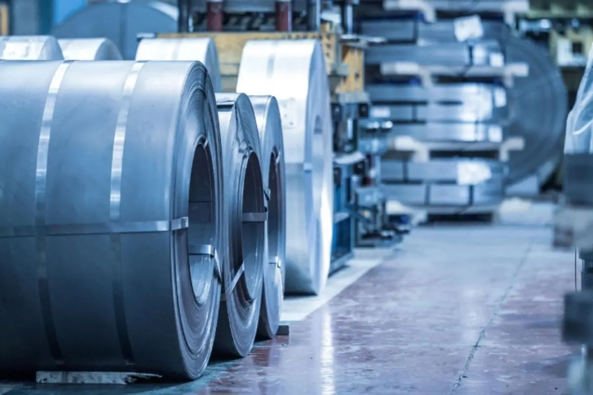 Bobinas de aço para fabricação de telhas numa fábrica